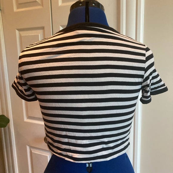 Divided cropped striped tee with heart patch - Picture 2 of 5